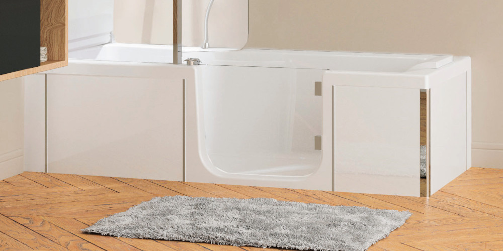 Weiße Verkleidung der Badewanne mit Tür Kistyle